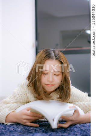 一位二十多歲的日本女性在家讀書 一位二十多歲的日本女性在家讀書 136844030