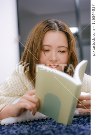 A Japanese woman in her twenties reading at home 136844037