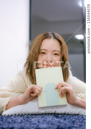 一位二十多歲的日本女性在家讀書 136844039