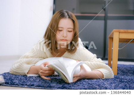 一位二十多歲的日本女性在家讀書 一位二十多歲的日本女性在家讀書 136844040