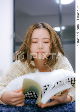 一位二十多歲的日本女性在家讀書 136844042