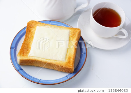 Melting cheese toast 136844083