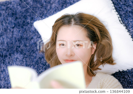 一位二十多歲的日本女性在家讀書 一位二十多歲的日本女性在家讀書 136844109