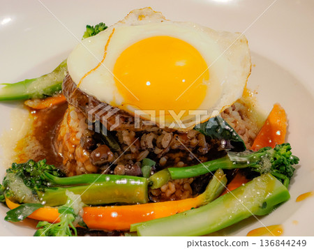 在威基基吃夏威夷蓋飯 在威基基吃夏威夷蓋飯 136844249