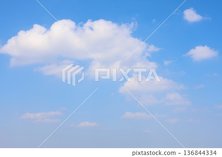 與許多雲彩的春天藍天 136844334