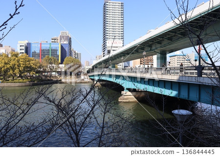 從大阪市大川對岸的天滿橋眺望城市景觀 136844445