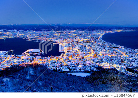Snowy winter night scenery of Mt. Hakodate 136844567