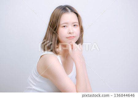 一位二十多歲的日本女性在白色背景前擺姿勢拍照。 136844646