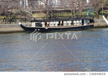 停泊在大阪市大川天滿橋上的船屋 136844658