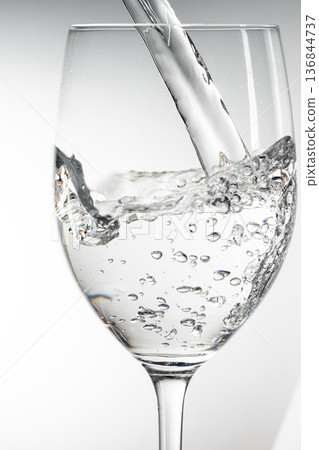 將水倒入杯中 將水倒入杯中 136844737