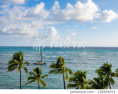 夏威夷威基基海灘,遊艇和棕櫚樹漂浮在海面上。 夏威夷威基基海灘,遊艇和棕櫚樹漂浮在海面上。 136844853