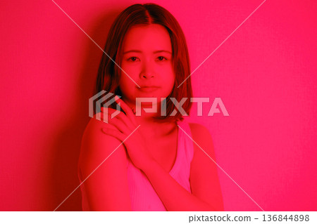 一位二十多歲的日本女子被紅光包圍 136844898