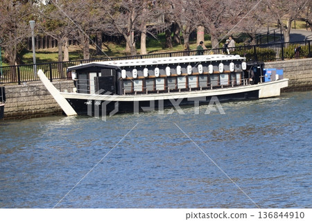 停泊在大阪市大川天滿橋上的船屋 136844910