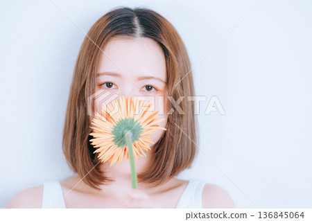 透明背景的女性肖像,手中拿著鮮花 透明背景的女性肖像,手中拿著鮮花 136845064