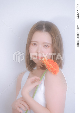 透明背景的女性肖像，手中拿著鮮花 136845082