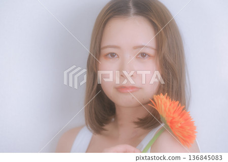 透明背景的女性肖像，手中拿著鮮花 136845083