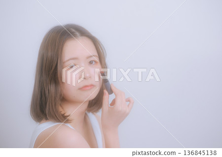 年輕女子化著自然妝容 年輕女子化著自然妝容 136845138
