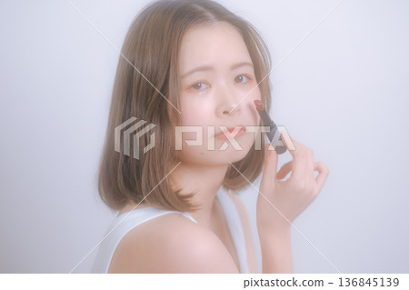 年輕女子化著自然妝容 年輕女子化著自然妝容 136845139