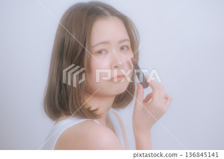 年輕女子化著自然妝容 年輕女子化著自然妝容 136845141