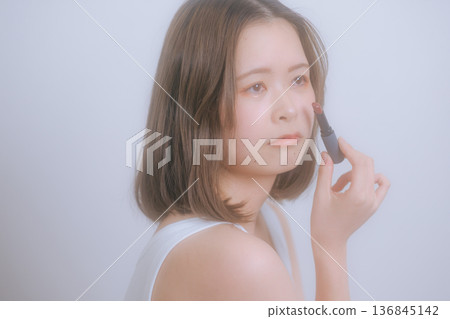 Young woman with natural make-up 136845142