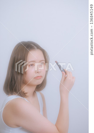年輕女子化著自然妝容 年輕女子化著自然妝容 136845149