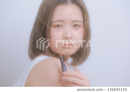 年輕女子化著自然妝容 年輕女子化著自然妝容 136845150