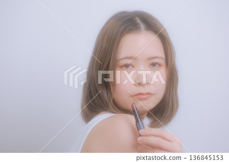 年輕女子化著自然妝容 年輕女子化著自然妝容 136845153