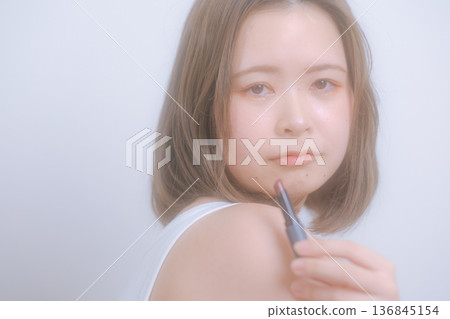 年輕女子化著自然妝容 年輕女子化著自然妝容 136845154