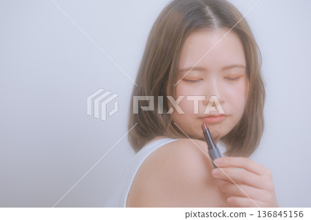 Young woman with natural make-up 136845156