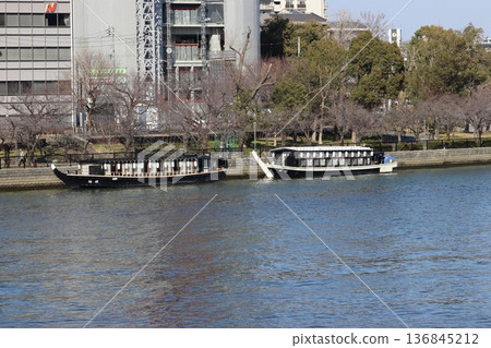 停泊在大阪市大川天滿橋上的船屋 136845212