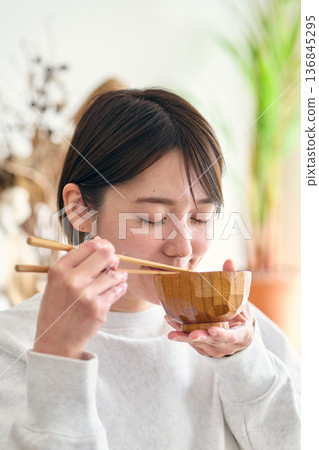 一個女人喝味噌湯 136845295