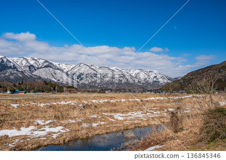 初春時節,千內川和野坂山脈殘雪綿延,景色宜人。滋賀縣高島市牧野町 初春時節,千內川和野坂山脈殘雪綿延,景色宜人。滋賀縣高島市牧野町 136845346