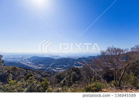 從宮地嶽山頂眺望三河灣和敦見半島。 136845589