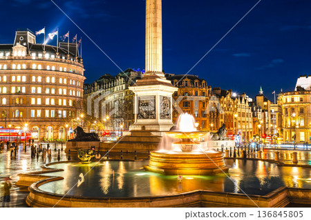 倫敦特拉法加廣場燈光璀璨 136845805