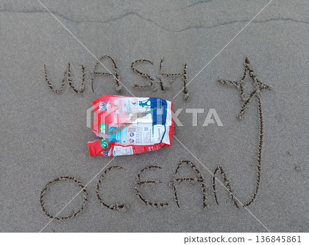 清理海洋——越南海灘上的垃圾——海灘留言 136845861