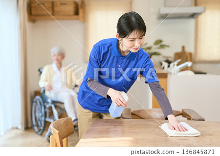 亞洲護理員在家訪時進行清潔 136845871