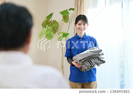 亞洲護理員在家訪期間洗衣服 136845881