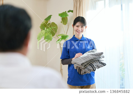 亞洲護理員在家訪期間洗衣服 136845882