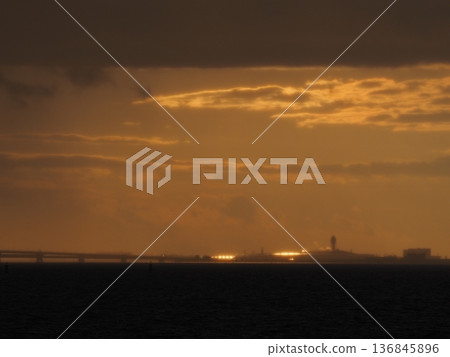 關西國際機場的夜景 136845896