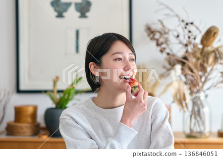 吃草莓的女人 136846051