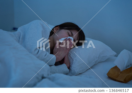 女人睡著時擤鼻涕 136846517