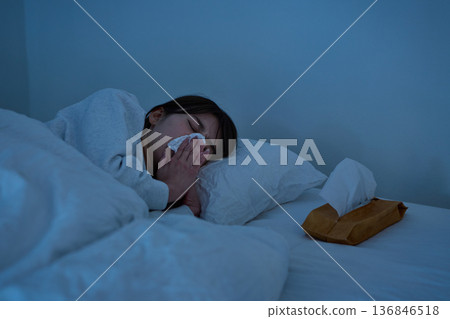 女人睡著時擤鼻涕 136846518