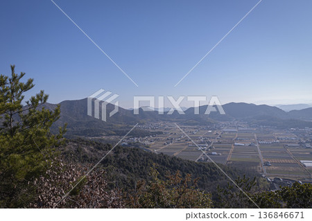 高見倉山：這座海拔304公尺的山峰橫跨兵庫縣加古川市和高砂市，從山上健行可欣賞的景色。 136846671