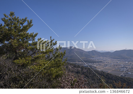 高見倉山:這座海拔304公尺的山峰橫跨兵庫縣加古川市和高砂市,從山上健行可欣賞的景色。 高見倉山:這座海拔304公尺的山峰橫跨兵庫縣加古川市和高砂市,從山上健行可欣賞的景色。 136846672