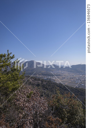 高見倉山:這座海拔304公尺的山峰橫跨兵庫縣加古川市和高砂市,從山上健行可欣賞的景色。 高見倉山:這座海拔304公尺的山峰橫跨兵庫縣加古川市和高砂市,從山上健行可欣賞的景色。 136846673
