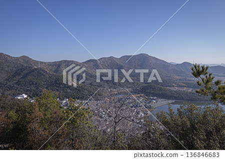 高見倉山：這座海拔304公尺的山峰橫跨兵庫縣加古川市和高砂市，從山上健行可欣賞的景色。 136846683