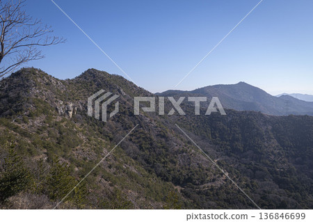 高見倉山：這座海拔304公尺的山峰橫跨兵庫縣加古川市和高砂市，從山上健行可欣賞的景色。 136846699