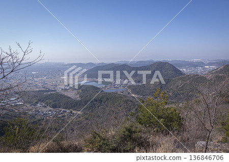 高見倉山：這座海拔304公尺的山峰橫跨兵庫縣加古川市和高砂市，從山上健行可欣賞的景色。 136846706