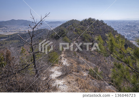 高見倉山：這座海拔304公尺的山峰橫跨兵庫縣加古川市和高砂市，從山上健行可欣賞的景色。 136846723