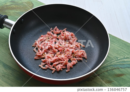Minced pork in a frying pan 136846757